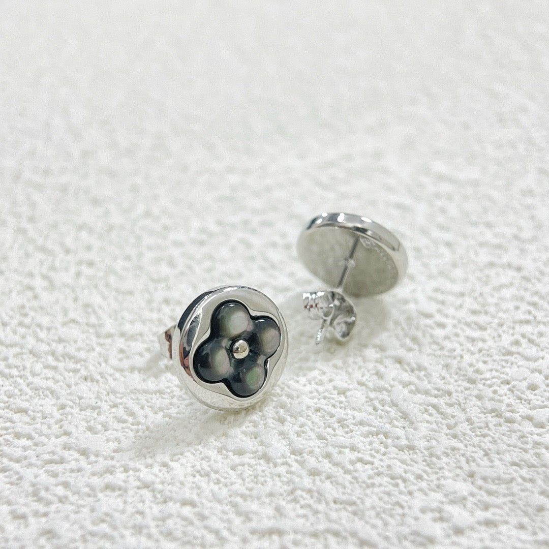 LVV Flower Studs-3